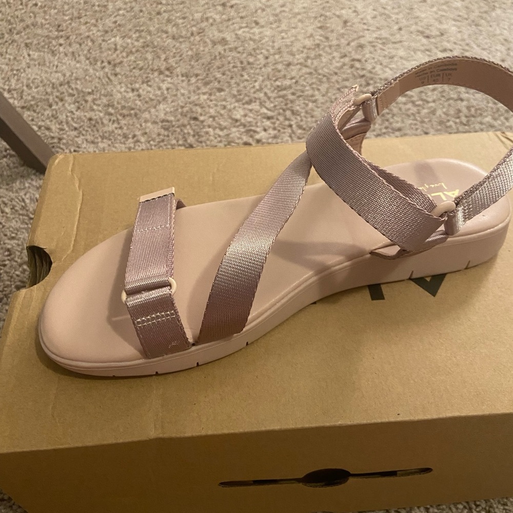 Aldo rose sandals Size 9
